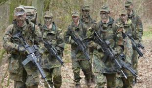 SCANDAL MONSTRU în armata germană. Recruţii unui centru de elită, supuși la RITUALURI VIOLENTE și PRACTICI SEXUALE SADICE! (VIDEO)