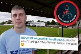 Moment halucinant pe terenul de fotbal! Un portar a urinat în spatele porţii, în timpul jocului