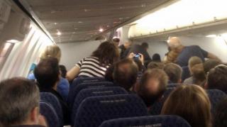 SCENĂ DE INFARCT într-un avion! Un pasager a încercat să deschidă ușa aeronavei, la 12.000 de metri altitudine (VIDEO)