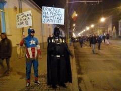 Darth Vader si Captain America protestează la Cluj împotriva amnistiei și grațierii! Ce mesaje îi transmit cele două personaje lui Liviu Dragnea