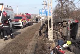Accident cu patru victime pe DN1C. Un autoturism s-a izbit inexplicabil de un stâlp de beton, apoi s-a răsturnat (VIDEO)