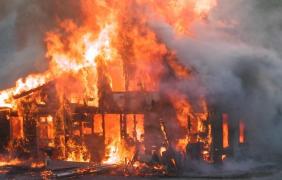 Incendiu fatal la Suceava. Victima a încercat să iasă din casă, însă a ajuns numai până la uşă