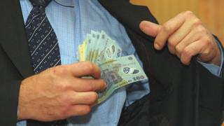 Salariul minim CREŞTE CU 16%. Peste 2 milioane de angajaţi vor primi în plus, "în mână", 150 de lei
