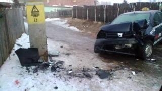 BATJOCORITĂ de un client! O taximetristă a rămas fără maşină şi telefoane, după ce a fost jefuită de un tânăr, care a făcut şi accident! (FOTO)