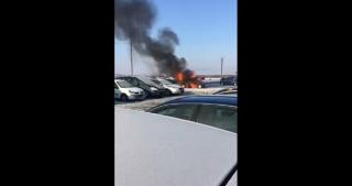 INCENDIU la un TÂRG DE MAŞINI din Mureş! Un autoturism aflat la vânzare A LUAT FOC după ce proprietarul l-a pornit (VIDEO)
