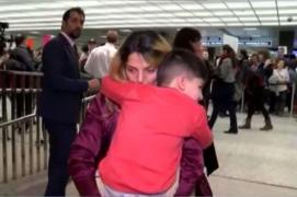 Explicaţia HALUCINANTĂ oferită de Casa Albă după ce un copil de cinci ani a fost ÎNCĂTUŞAT şi reţinut timp de 5 ore pe un aeroport din Washington