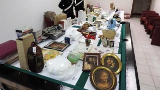 Români care ne fac de râs. Înainte să vină acasă, o femeie din Cluj a jefuit o biserică din Florenţa. A furat absolut TOT ce a putut să care