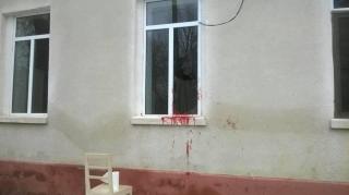 Un bărbat din Timiş era să moară pentru o gură de spirt. Încercând să jefuiască dispensarul, s-a tăiat grav în cioburile geamului (IMAGINI DRAMATICE)