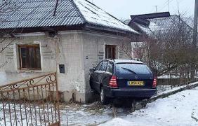 Accident spectaculos la Cluj. Un Mercedes a zburat de pe şosea direct în casa unor oameni