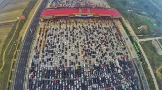 Blocaj în trafic cât CHINA! Cozile ENORME de pe o autostradă din afara Beijingului ar scoate din minţi şi cel mai calm om din lume!