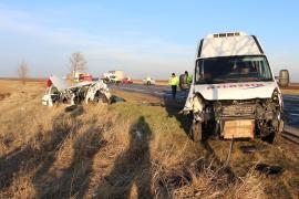 ACCIDENT TERIBIL PE DN2: Doi morţi şi patru răniţi în urma ciocnirii dintre un microbuz de pasageri şi un autoturism (VIDEO)