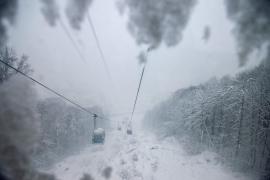 Atenţie, turişti! Drumul spre staţiunea montană Izvoarele din Maramureş, blocat de avalanşă