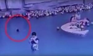 STRIGĂTOR LA CER: Un băieţel de patru ani moare ÎNECAT în piscină, în timp ce mama lui TRIMITE SMS-uri! Scena a fost surprinsă de camerele de supraveghere