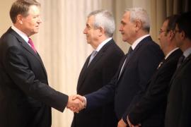 Iohannis îl atacă pe Victor Ciorbea: "Deschide poarta condamnaţilor penali, să conducă!"