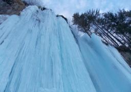 Cascada Miresii din Munții Apuseni a îngheţat. Imagini parcă desprinse din poveşti