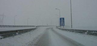 Autostrada Soarelui, ÎNCHISĂ din cauza viscolului. Utilajele nu fac faţă zăpezii. Vezi LISTA DRUMURILOR BLOCATE