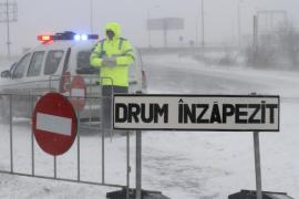 TOATE drumurile închise spre şi dinspre Brăila. Zapada a izolat complet judeţul de restul tarii