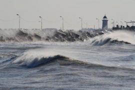 Viscolul paralizează încet România. Toate porturile de la Marea Neagră sunt închise, trenuri anulate