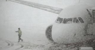 Viscolul perturbă şi traficul aerian pe Aeroportul Henri Coandă. Întârzieri de peste o oră, vezi situaţia zborurilor