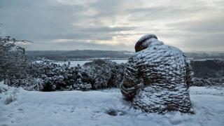 Bărbat, găsit acoperit cu zăpadă, pe marginea drumului, de către şoferul unui utilaj de deszăpezire