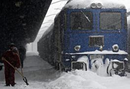 Circulaţia feroviară a fost OPRITĂ în judeţul Constanţa! Echipele de intervenţie nu pot interveni din cauza viscolului puternic