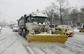 Comandament de iarnă la Primăria Capitalei. Tramvaie blocate, copaci căzuţi pe maşini, acoperişuri desprinse de pe case
