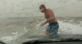 VIDEO A făcut baie în mare, de Bobotează, la -7 grade, la Constanţa