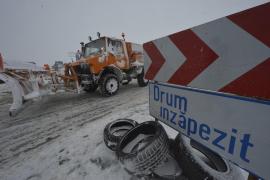 Zeci de drumuri rămân închise din pricina condiţiilor meteo şi în această dimineaţă! Situaţia drumurilor la nivel naţional