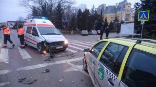 Ambulanţă cu gravidă, lovită de un taximetrist aiurit. Pacienta a făcut atac de panică (VIDEO)