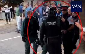 Moment uluitor în Barcelona: polițiștii spanioli au bruscat un polițist catalan, iar reacția localnicilor e neașteptată