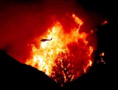 TEROARE în California! Sunt zeci de morţi şi răniţi, au loc EVACUĂRI MASIVE. A fost decretată STAREA DE URGENŢĂ (VIDEO)