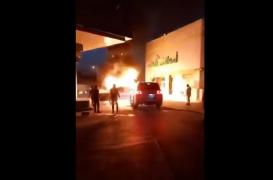 VIDEO incredibil! Șoferul unui Land Cruiser a salvat viețile a zeci de oameni, după ce a ÎMPINS cu mașina sa un automobil ÎN FLĂCĂRI într-o benzinărie