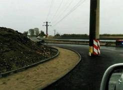 O nouă MINUNE a luat naştere la Caracal! Şoferii trebuie să facă slalom într-un sens giratoriu din cauza unui stâlp!