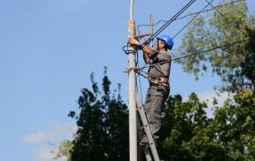 Tânăr electrician în stare critică, după ce s-a prăbușit stâlpul cu el. Bărbatul se ancorase bine, să nu cadă, în timp ce făcea reparații la reţea