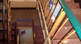 Resuscitat de 3 ori, după ce a căzut de la etajul trei la doi, pe casa scării. Nu înțelege nimeni cum a reușit să cadă în așa hal