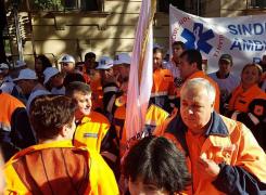 Protest NAŢIONAL al angajaţilor Serviciilor de Ambulanţă! Salvatorii cer ambulanţe noi şi renunţarea la tăierea sporurilor!