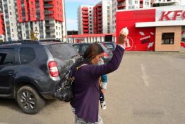 HĂRŢUITĂ de cerşetorii de etnie rromă, în parcarea unui supermarket, în plină zi! O femeie din Arad a fost a un pas să fie AGRESATĂ de oamenii străzii, pentru că a refuzat să le ofere bani