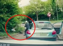 BĂTAIE ÎN TRAFIC. Doi tineri au fost făcuţi KO după ce au atacat în trafic un luptător MMA - VIDEO