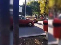 Scandal pe o stradă din Galaţi! Un tânăr a vrut să bată un şofer în trafic, însă a dat peste un campion la lupte - VIDEO