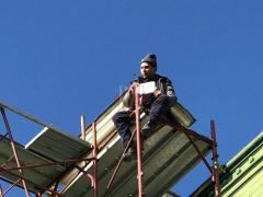 Apar primele incidente la pelerinajul de Sfânta Parascheva! Un bărbat s-a urcat pe clădirea unde funcţionează Primăria Iaşului, în semn de protest!