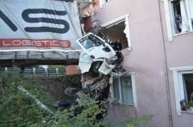 Accident terifiant în urmă cu puțin timp! Șoferul unui TIR a murit strivit, după ce a INTRAT CU TOATĂ VITEZA într-un apartament situat la ETAJUL DOI al unui bloc. IMAGINI ȘOCANTE