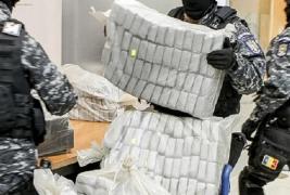 Laboratoare de droguri, descoperite în garsoniere din Petroşani. 19 persoane duse la audieri de DIICOT