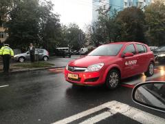 O fată de 17 ani a ajuns în stare gravă la spital după ce a fost lovită de o maşină ANAF pe trecerea de pietoni!