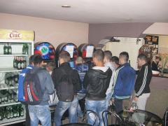 Tânăr din Arad, luat de Poliție după ce a scos 7.000 de lei de la păcănele în câteva minute. Cum a reușit