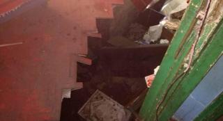 Locatarul de la parterul unui bloc din Hunedoara s-a trezit cu vecinul de la etajul 1 pe canapeaua din sufragerie. Omul căzuse prin tavan