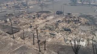 SCENE apocaliptice în California! MII DE CASE au ars până la temelie într-o singură zi. Imaginile surprinse cu drona par desprinse dintr-un film