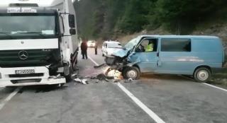 Accident TERIBIL în Neamţ! Sunt mai multe VICTIME, între care un copil, după ce un microbuz s-a ciocnit cu un camion. Este PLAN ROȘU de intervenție 