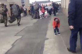 Reacția adorabilă a unui băiețel când își vede tatăl care s-a întors dintr-o misiune de șase luni în Siria. IMAGINILE au devenit virale (VIDEO)