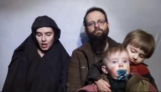 ELIBERAȚI din mâinile talibanilor după CINCI ANI de detenție! Cei doi soți aveau TREI COPII născuți în captivitate (VIDEO)