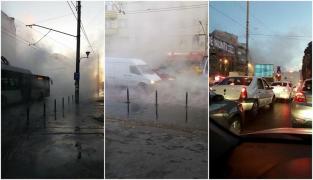 ALERTĂ! Haos în trafic, după ce o conductă de apă caldă s-a SPART în apropierea Gării de Nord. Zona e acoperită cu abur (GALERIE FOTO)